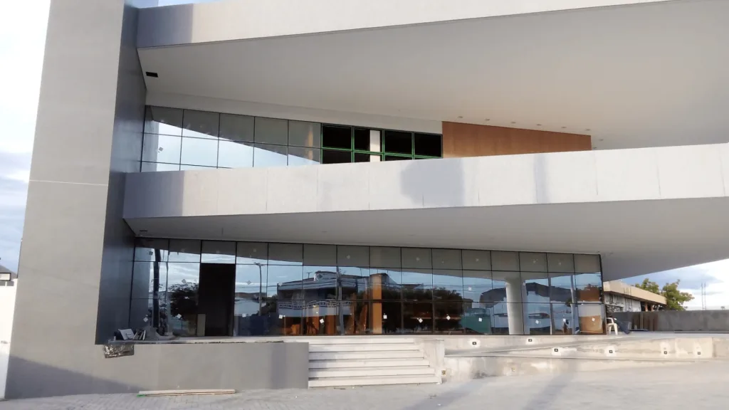 Trabalho em vidro e alumínio — Squadra Glass Marco CE